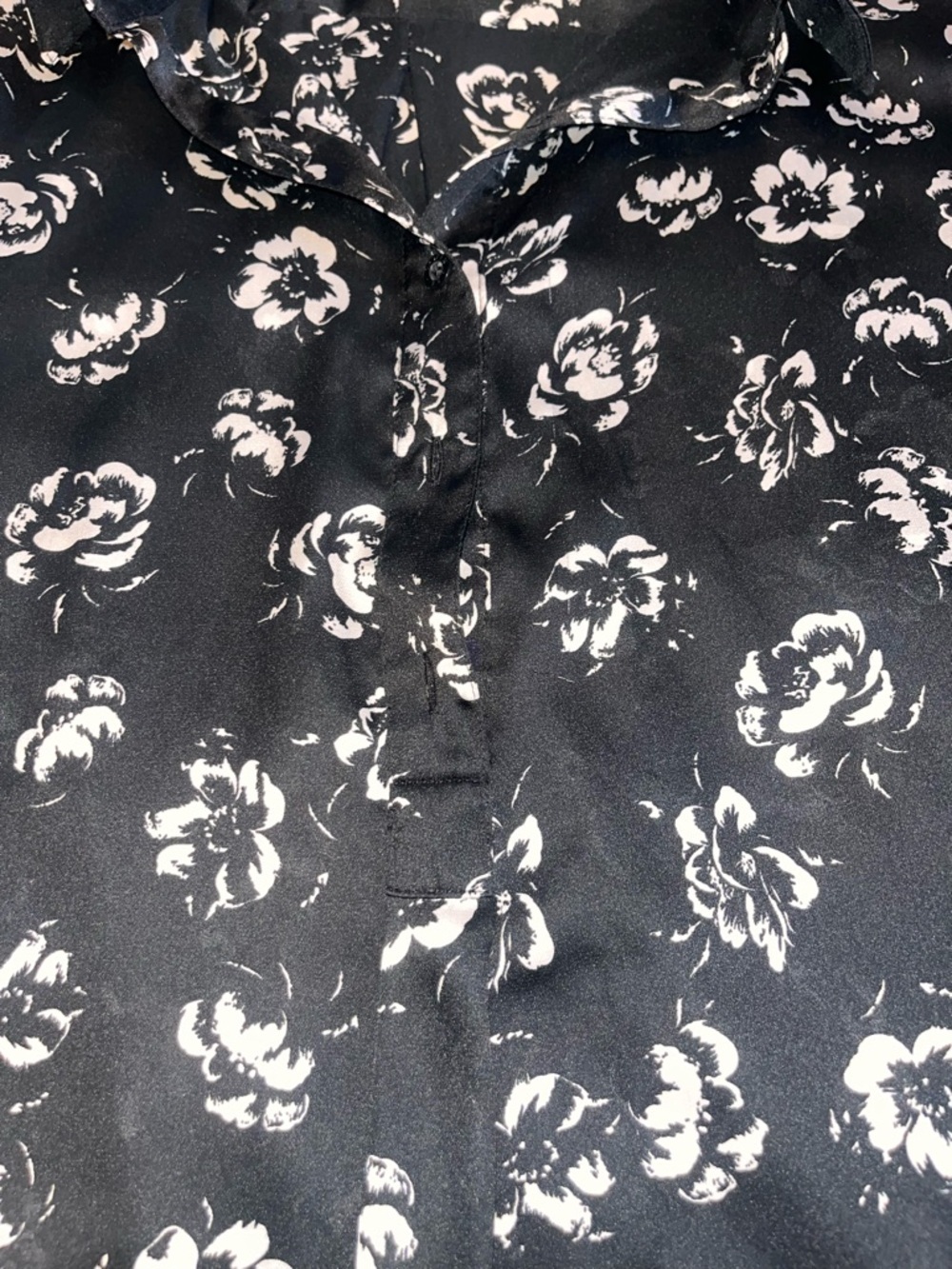 Lauren Ralph Lauren Black satin Blouse with White Floral Print - Picture 3 of 4